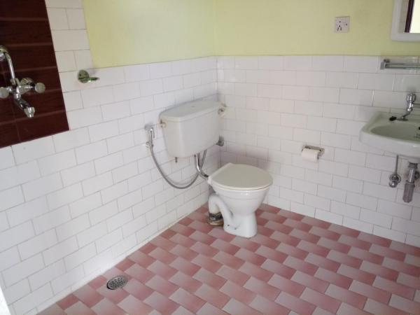 New Pokhara Lodge - Pokhara Lakeside : photo 5 de la chambre chambre familiale avec salle de bains privative