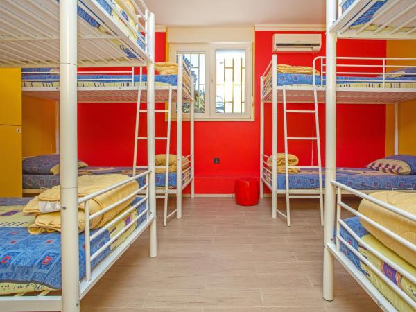 Outlanders Tribe Hostel : photo 5 de la chambre lit dans dortoir mixte de 10 lits