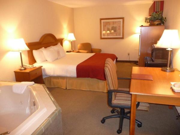 Baymont by Wyndham Indianapolis : photo 7 de la chambre suite lit king-size avec jacuzzi - non-fumeurs