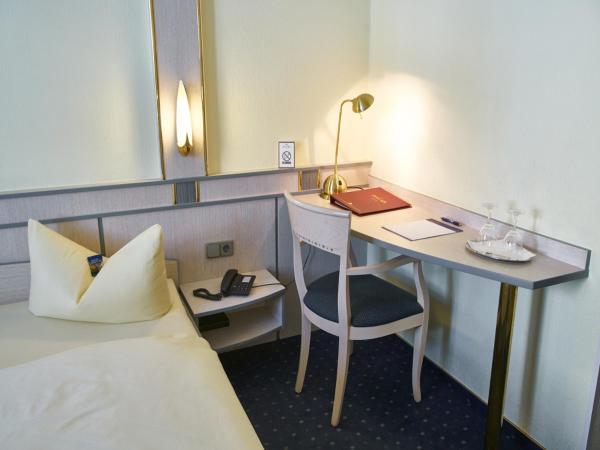 Hotel Alfa Zentrum : photo 4 de la chambre chambre double - vue sur rue