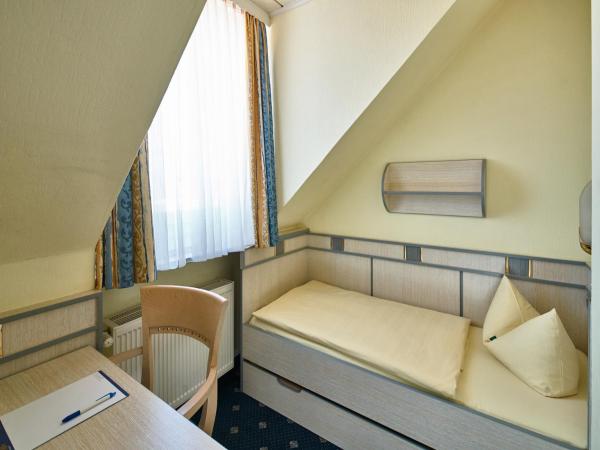 Hotel Alfa Zentrum : photo 5 de la chambre chambre triple - vue sur rue