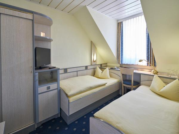 Hotel Alfa Zentrum : photo 2 de la chambre chambre triple - vue sur rue