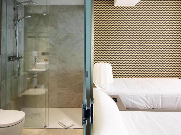 Hotel Atalaia : photo 7 de la chambre chambre double avec salle de bains privative
