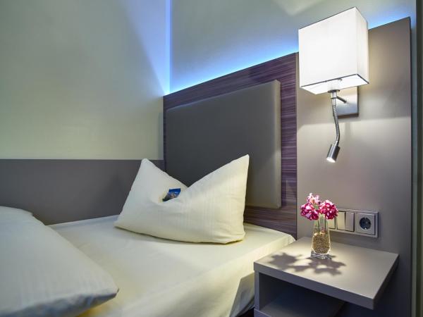 Hotel Alfa Zentrum : photo 3 de la chambre chambre simple confort - vue sur cour ou sur rue