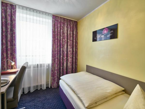 Hotel Alfa Zentrum : photo 4 de la chambre chambre simple confort - vue sur cour ou sur rue