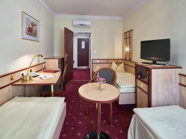 Hotel Alfa Zentrum : photo 8 de la chambre chambre triple confort - vue sur cour ou sur rue