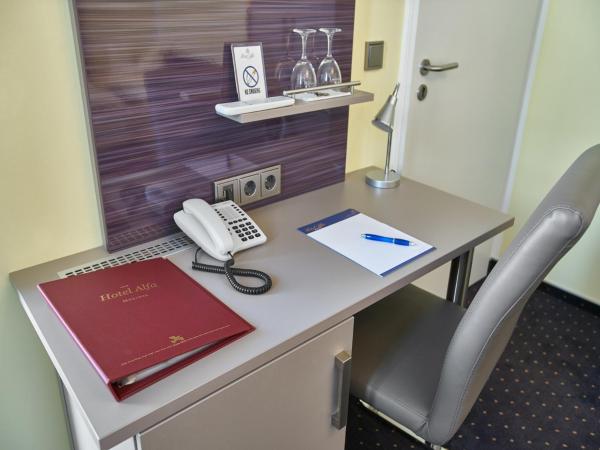 Hotel Alfa Zentrum : photo 6 de la chambre chambre triple confort - vue sur cour ou sur rue