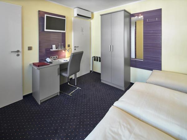 Hotel Alfa Zentrum : photo 5 de la chambre chambre triple confort - vue sur cour ou sur rue