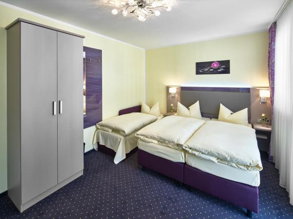 Hotel Alfa Zentrum : photo 4 de la chambre chambre triple confort - vue sur cour ou sur rue