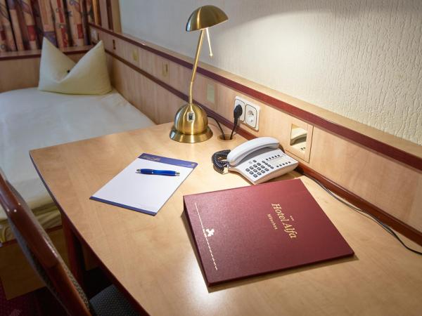 Hotel Alfa Zentrum : photo 10 de la chambre chambre triple confort - vue sur cour ou sur rue