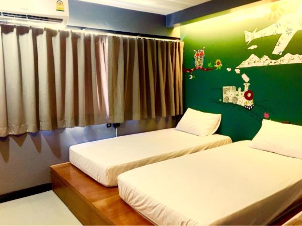 HOOT Hostel & Ratchada : photo 9 de la chambre chambre triple avec salle de bains privative