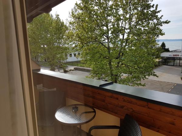 Ádám Apartmanház : photo 10 de la chambre chambre triple avec terrasse - vue sur lac