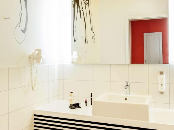 Ibis Styles Wroclaw Centrum : photo 4 de la chambre chambre double supérieure avec lit double et canapé