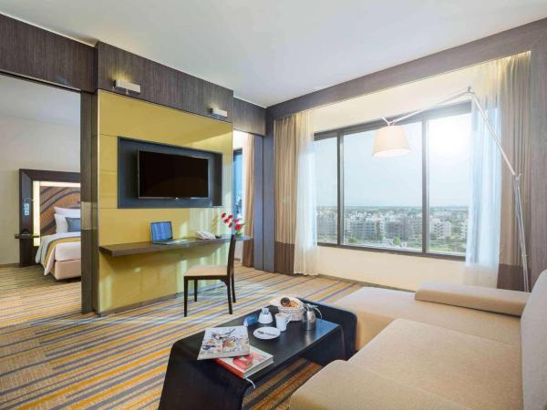 Novotel Kolkata Hotel and Residences : photo 2 de la chambre suite avec accès au salon premier - navette aéroport - blanchisserie