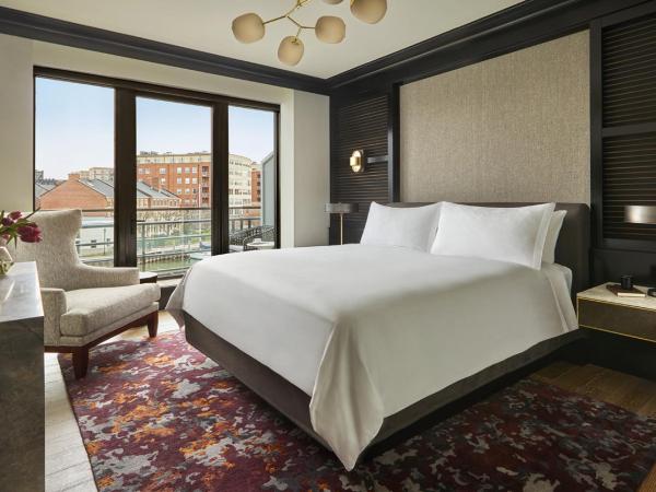 Sagamore Pendry Baltimore : photo 1 de la chambre hébergement lit king-size avec balcon - côté port