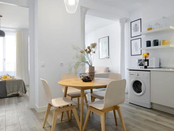 nQn Aparts & Suites Madrid : photo 8 de la chambre appartement avec balcon