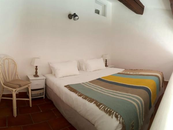 Hôtel les Bouis - Vue mer : photo 1 de la chambre chambre familiale - vue sur jardin