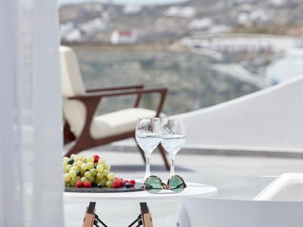 Absolute Mykonos Suites & More : photo 9 de la chambre suite junior d’exception - vue mer