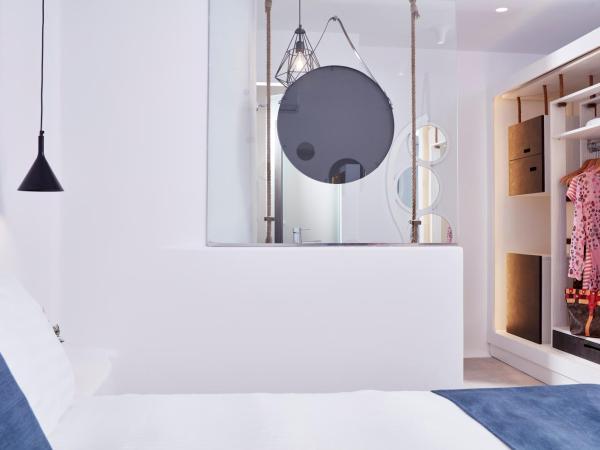 Absolute Mykonos Suites & More : photo 9 de la chambre suite junior unique - vue cour