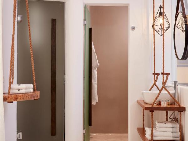 Absolute Mykonos Suites & More : photo 4 de la chambre suite junior unique - vue cour