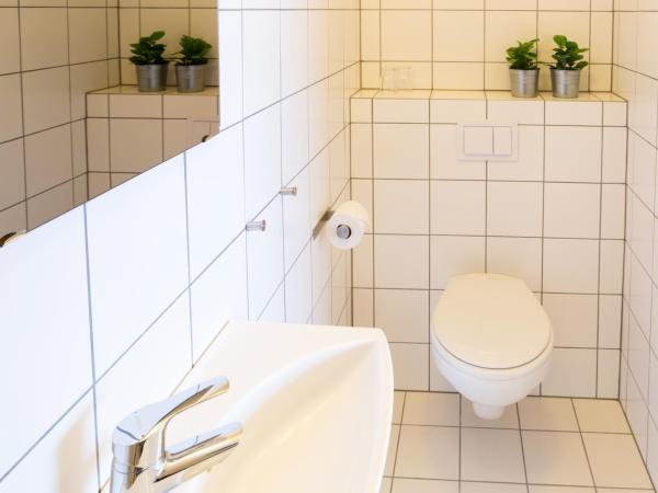 Guesthouse Sunna : photo 9 de la chambre chambre lits jumeaux avec salle de bains privative