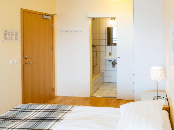 Guesthouse Sunna : photo 8 de la chambre chambre lits jumeaux avec salle de bains privative