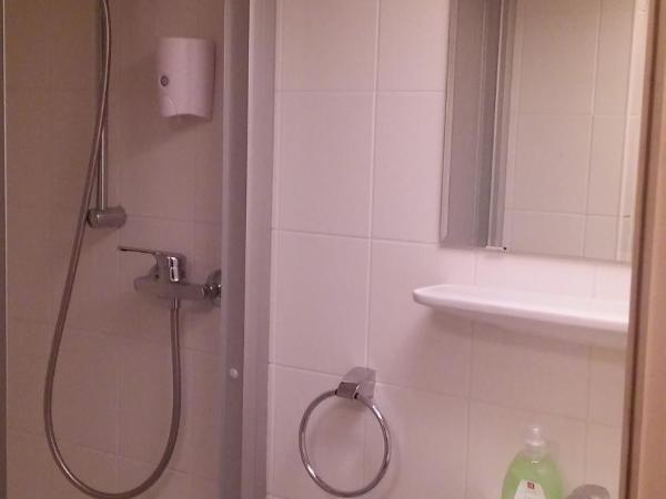 Cityhotel Junger Fuchs : photo 1 de la chambre chambre lits jumeaux avec salle de bains privative séparée