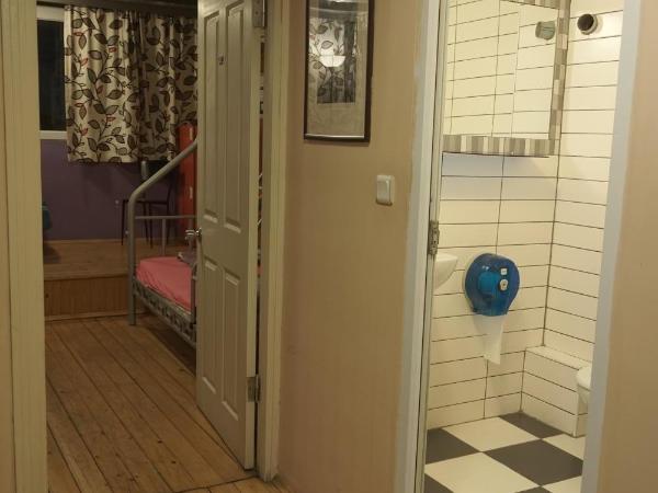 Chillout Lya Hostel & Lounge : photo 2 de la chambre chambre quadruple avec salle de bains commune