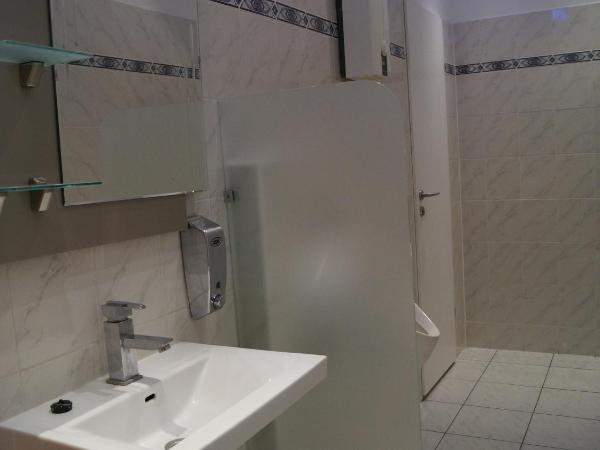 PREMIUM Hostel : photo 3 de la chambre chambre double avec salle de bains privative