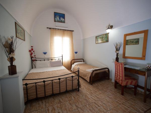 Lefteris Traditional Rooms : photo 2 de la chambre chambre double avec balcon privatif