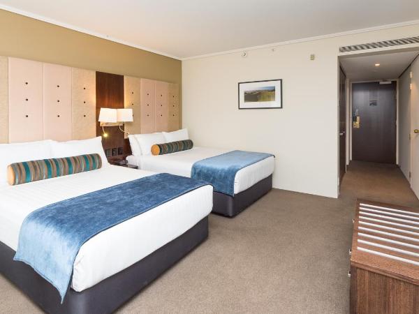Grand Millennium Auckland : photo 3 de la chambre chambre club avec 2 lits queen-size et accès à la discothèque