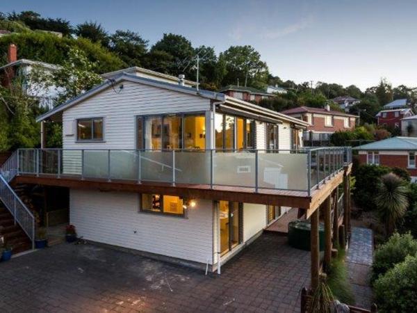 Sleep on the Steepest Street in the World! : photo 5 de la chambre chambre double - vue sur montagne