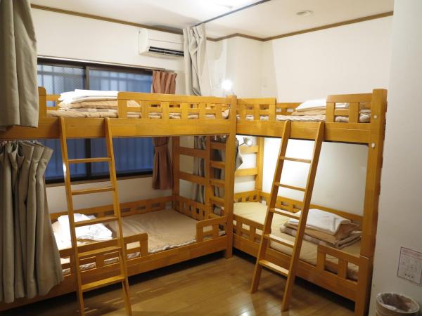 Kyoto Hana Hostel : photo 7 de la chambre chambre avec 4 lits superposés et salle de bains commune