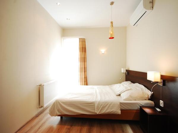 Hipnotic B&B : photo 4 de la chambre chambre double avec lit d'appoint et salle de bains