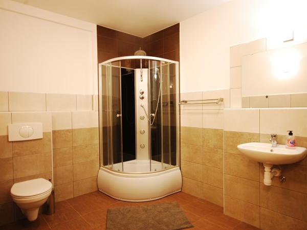 Hipnotic B&B : photo 4 de la chambre chambre triple avec salle de bains commune