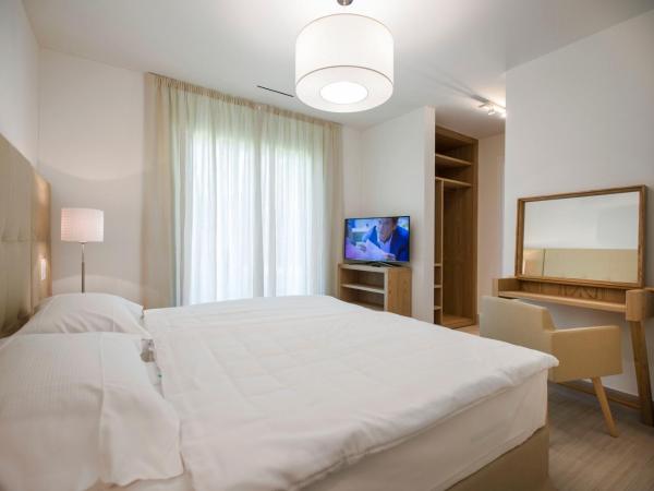 Delta Resort Apartments : photo 3 de la chambre appartement avec balcon et accès au spa