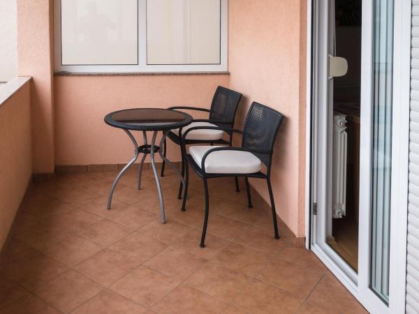 Apartments Nino 1 : photo 8 de la chambre studio avec balcon