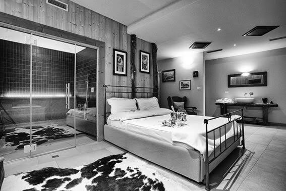 Les Plaisirs d'Antan : photo 2 de la chambre suite de luxe avec forfait spa - sous-sol