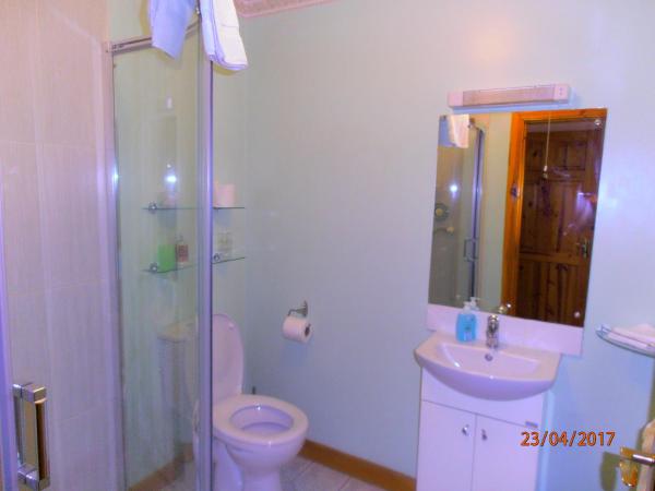 Larkfield House B&B, Ballycasheen Kerry V93 WD51 : photo 9 de la chambre chambre double avec salle de bains privative