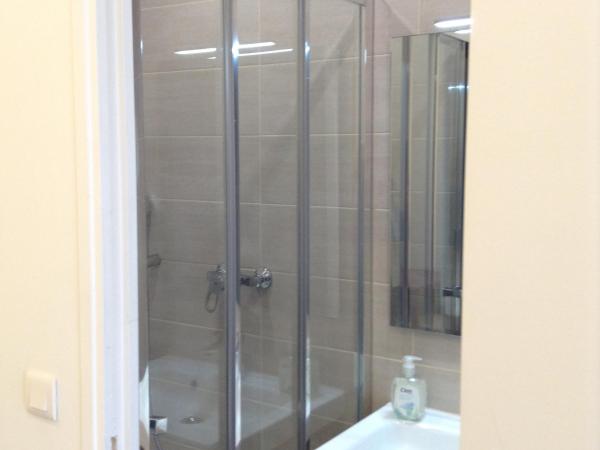 Hôtel Richard : photo 2 de la chambre chambre double avec salle de bains privative