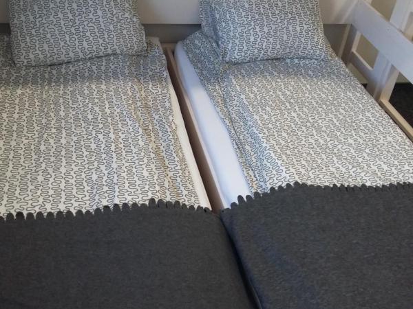 Hostel Sopot Centrum : photo 2 de la chambre chambre double avec lit d'appoint