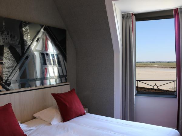 Les Terrasses Poulard : photo 1 de la chambre chambre double ou lits jumeaux - vue sur la baie du mont-saint-michel - bâtiment principal