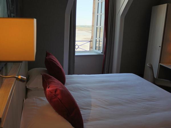 Les Terrasses Poulard : photo 3 de la chambre chambre double ou lits jumeaux - vue sur la baie du mont-saint-michel - bâtiment principal