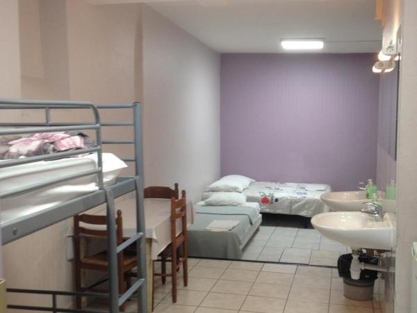 Htel Richard : photo 3 de la chambre chambre quintuple avec salle de bains privative