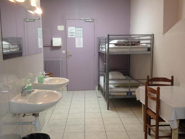Hôtel Richard : photo 6 de la chambre chambre quintuple avec salle de bains privative