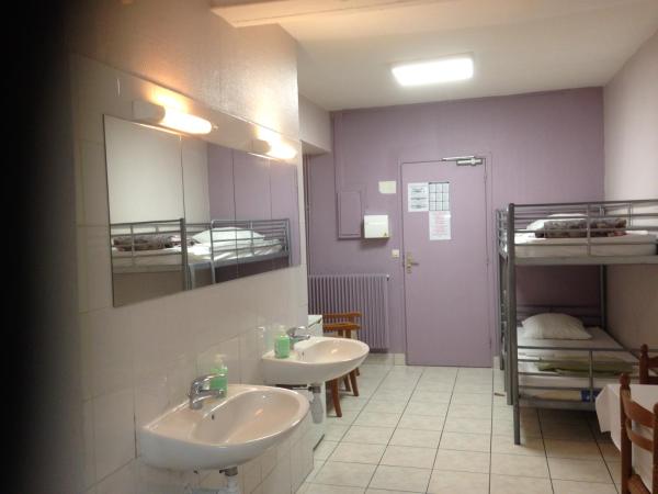 Htel Richard : photo 7 de la chambre chambre quintuple avec salle de bains privative