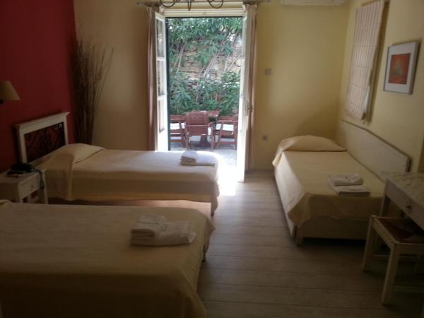 Studios & Suites Rania : photo 7 de la chambre studio (3 adultes) avec vue sur jardin
