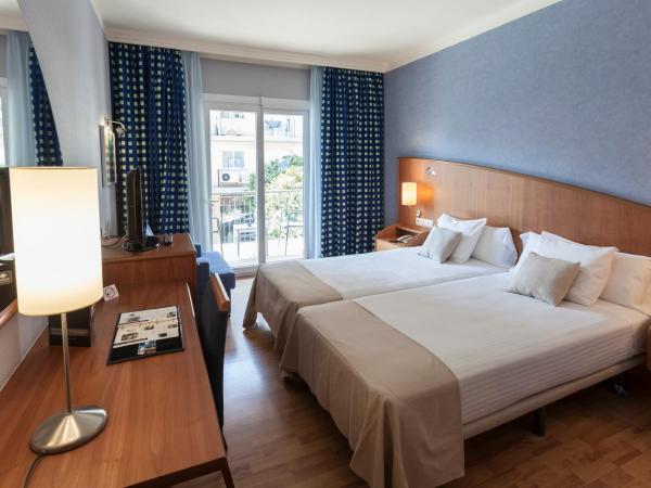 Hotel Delfín : photo 2 de la chambre chambre double ou lits jumeaux avec balcon