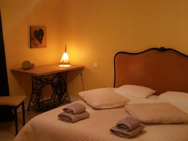 Chambres touristiques La Cour Des Hôtes : photo 9 de la chambre chambre triple avec baignoire