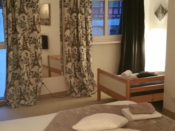 Chambres touristiques La Cour Des Hôtes : photo 6 de la chambre chambre triple